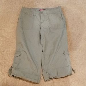 Adjustable cargo capris